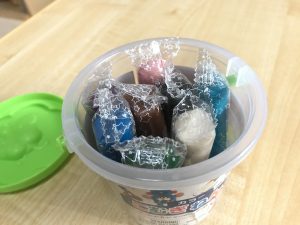 ダイソー（１００均）カラーこむぎこねんど